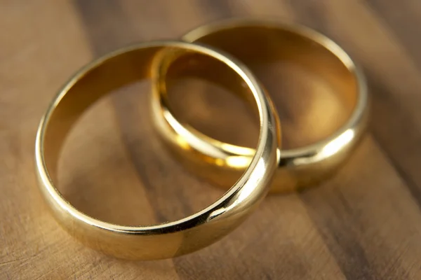 Dos anillos de boda Descansando juntos —  Fotos de Stock
