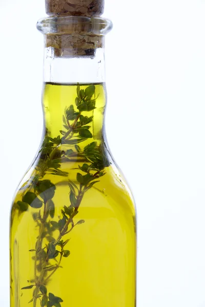 Бутылка оливкового масла с травами — стоковое фото