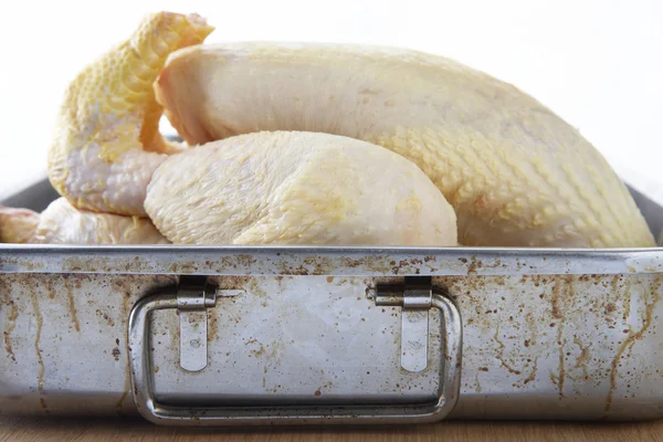 Сырая курица в кулинарной тарелке — стоковое фото