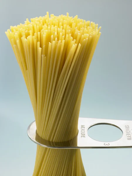 Spaghetti Pasta Wordt Gemeten — Stockfoto