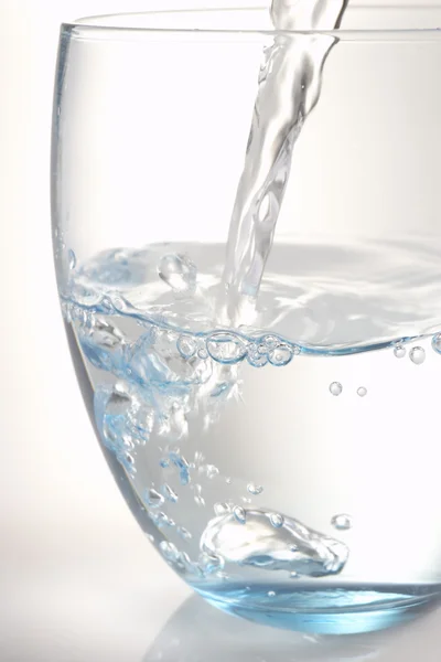 Налить стакан воды — стоковое фото