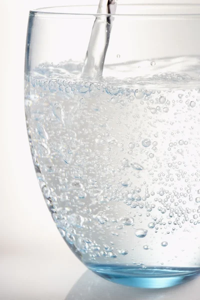 Gießen Sie ein Glas Wasser — Stockfoto