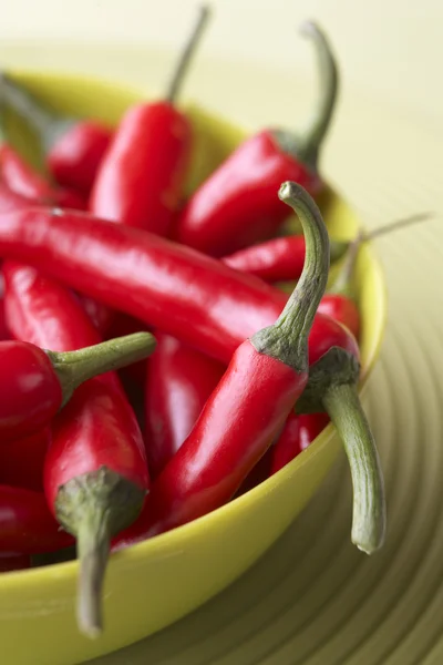 Červené Chilli Papričky Zelené Prohlubni — Stock fotografie