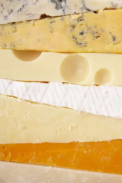 Pilha de diferentes queijos — Fotografia de Stock