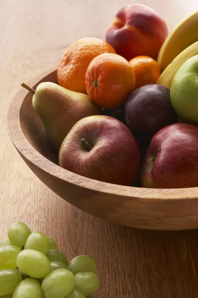 Skål fylld med en mängd olika färska frukter — Stockfoto