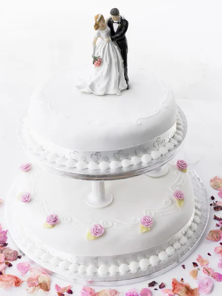 Tort weselny z figurkami pary młodej — Zdjęcie stockowe