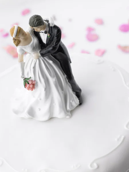 Svatební dort s figurky nevěsta a ženich — Stock fotografie