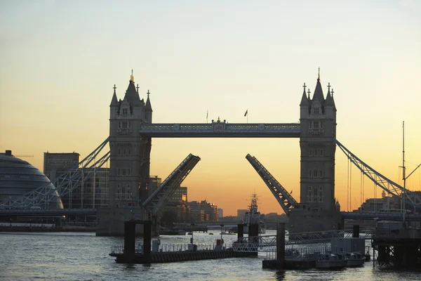 Πύργος γέφυρα στο ηλιοβασίλεμα, Λονδίνο, Αγγλία — Φωτογραφία Αρχείου