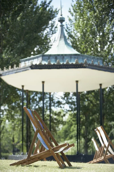 凉亭和甲板椅子在海德公园 — 图库照片