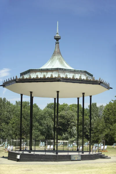 Беседка и шезлонги в Гайд-парке, Лондон, Англия — стоковое фото