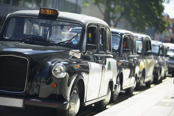 人行道上排队的伦敦出租车 — 图库照片