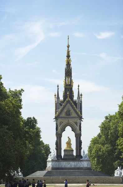 Туристи Перед Albert Memorial Лондон Англія — стокове фото