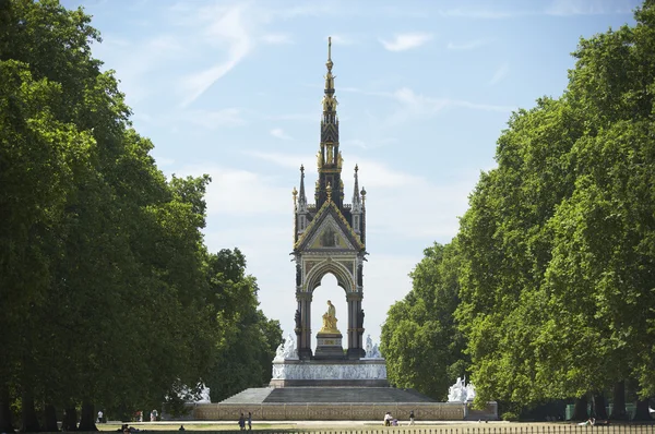 Turistas frente al Albert Memorial, Londres, Inglaterra — Foto de Stock