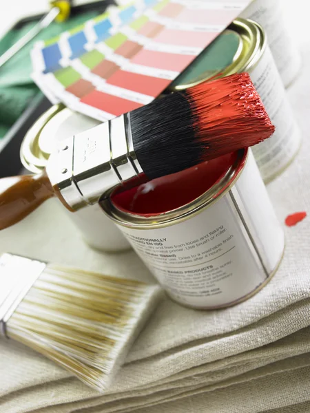 油漆刷 油漆罐和彩色车轮的堆栈 — 图库照片
