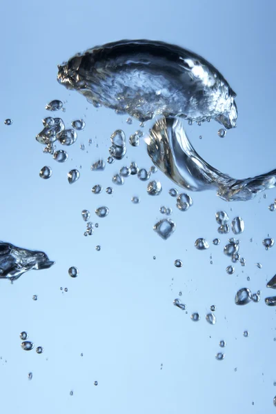 Bubbels in helder water — Stockfoto