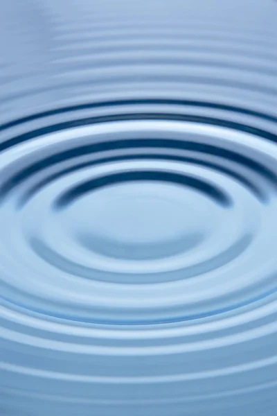 Cerchi concentrici che si formano in acqua naturale — Foto Stock