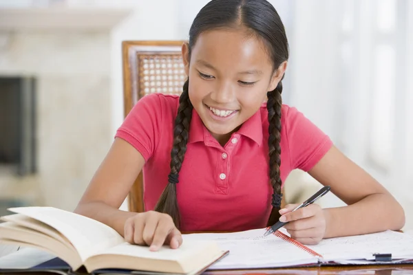 Mädchen Macht Ihre Hausaufgaben — Stockfoto