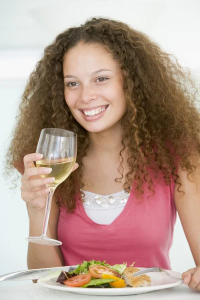 Vrouw Eten Maaltijd Maaltijd Met Een Glas Wijn Stockfoto