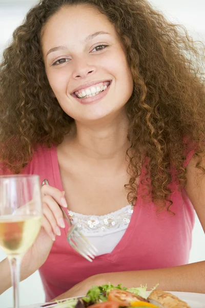 Kadın Yemek Yemek Bir Kadeh Şarap Ile Yemek Zamanı - Stok İmaj