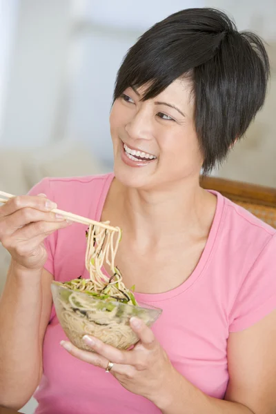 Femmes Manger un repas, repas avec des baguettes Image En Vente