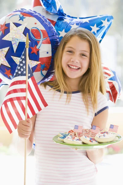 Młoda Dziewczyna Zewnątrz Czwarty Lipca Flagą Ciasteczka Smil Obraz Stockowy
