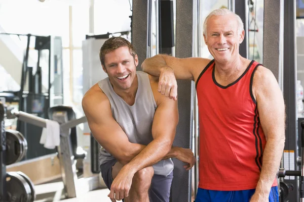 Männer gemeinsam im Fitnessstudio lizenzfreie Stockfotos