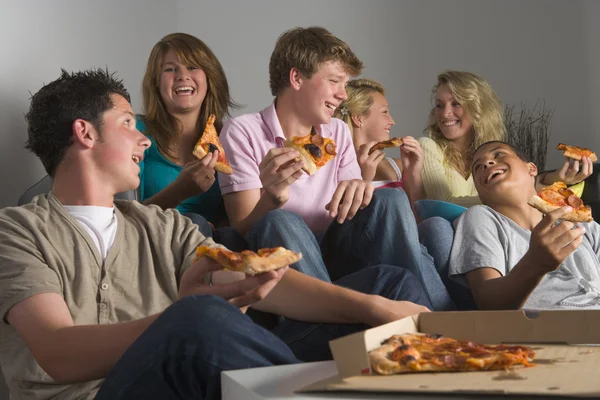 青少年很开心 吃披萨 免版税图库照片