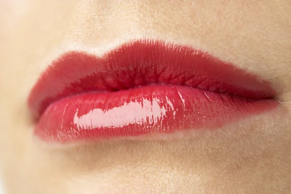 Extrême gros plan de jeune femme portant rouge à lèvres rouge Images De Stock Libres De Droits
