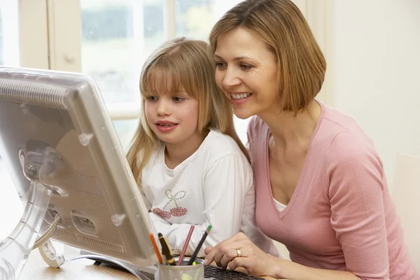 Woman Daughter Using Computer — Stock Photo, Image