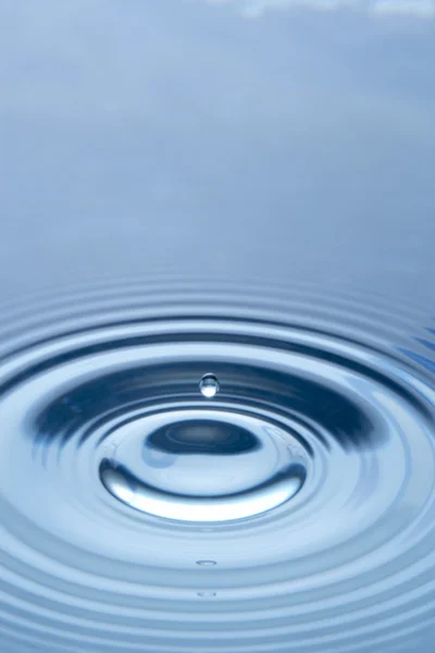 Círculos concêntricos formando em água parada — Fotografia de Stock