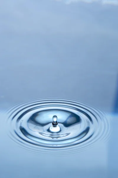 Concentrische cirkels vormen in stilstaand water — Stockfoto