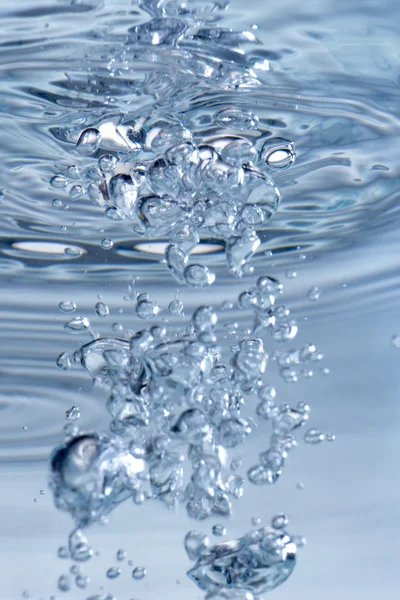 Burbujas en agua clara — Foto de Stock