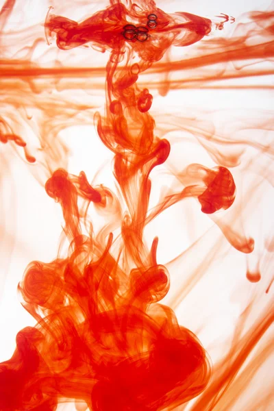 Miscelazione Inchiostro Rosso Con Acqua — Foto Stock