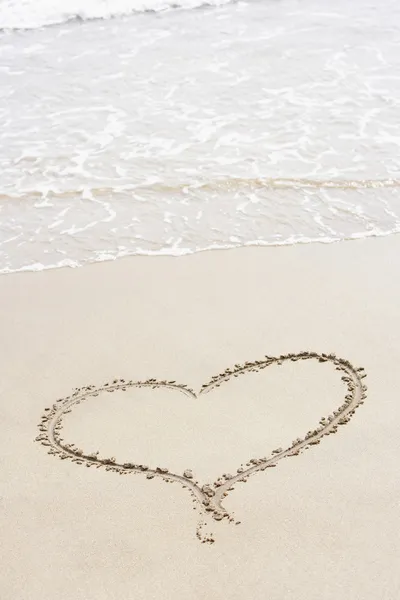 Σχήμα καρδιάς που στην άμμο στην παραλία — Φωτογραφία Αρχείου