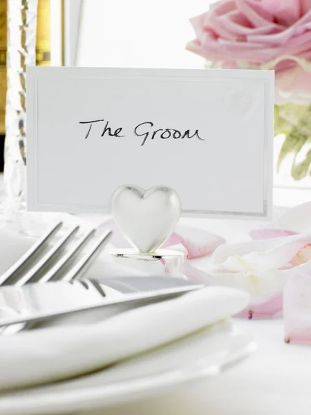 Placera inställningar för bruden och brudgummen i receptionen — Stockfoto