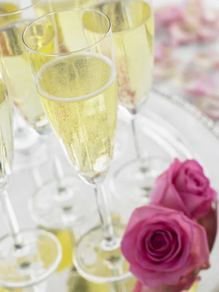 Champagneglazen op een zilveren schotel — Stockfoto
