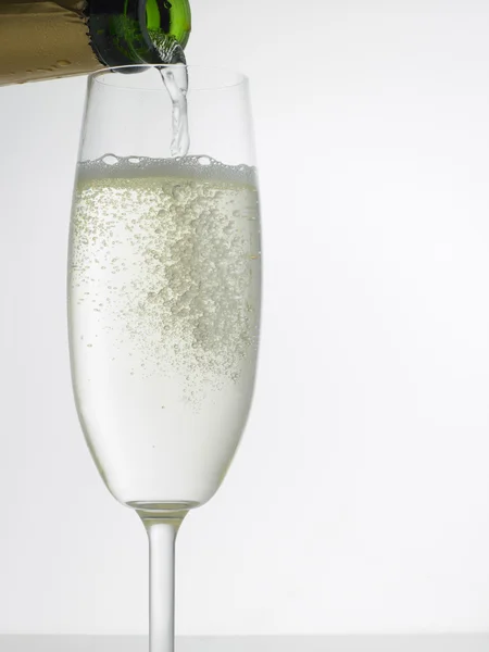 Şampanya flüt dökme — Stok fotoğraf