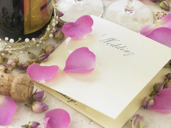 Şampanya Şişesi Çiçek Tarafından Çevrili Yanında Düğün Davetiyesi — Stok fotoğraf