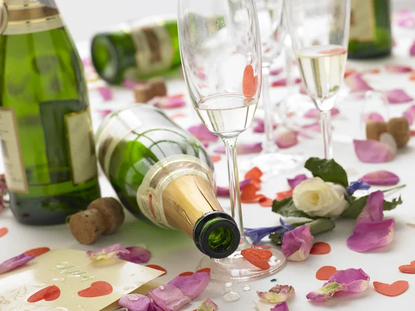 Leere Weinflaschen Zwischen Rosenblättern — Stockfoto