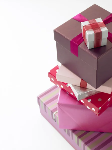 Стек рожевих упакованих подарунків — стокове фото