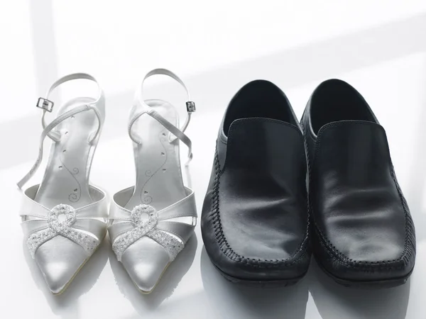 Schuhe Von Braut Und Bräutigam Nebeneinander — Stockfoto