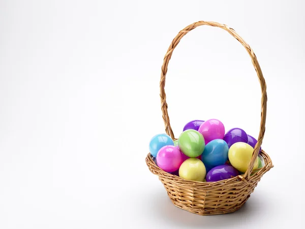 Cesta de ovos coloridos de páscoa — Fotografia de Stock