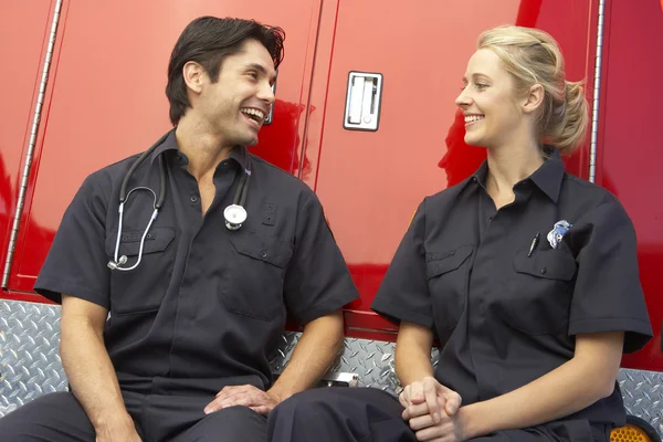 Två sjukvårdare skratta tillsammans — Stockfoto