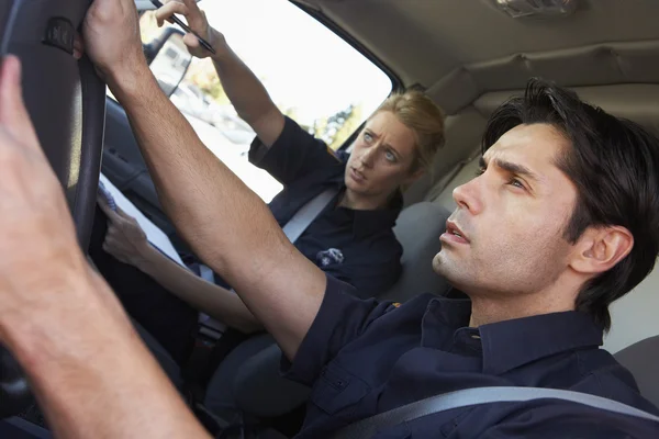 Ambulansförare och kollega på väg till en nödsituation — Stockfoto
