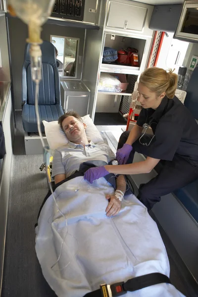 Paramedicus Politiek Redden Met Patiënt Ambulance — Stockfoto
