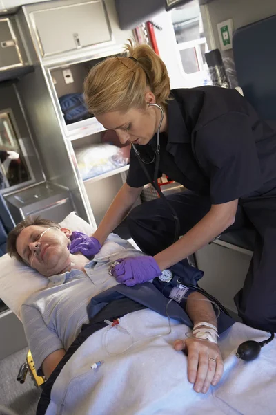 Paramedico con paziente in ambulanza — Foto Stock