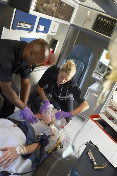 Paramédicos que realizam RCP no paciente em ambulância — Fotografia de Stock