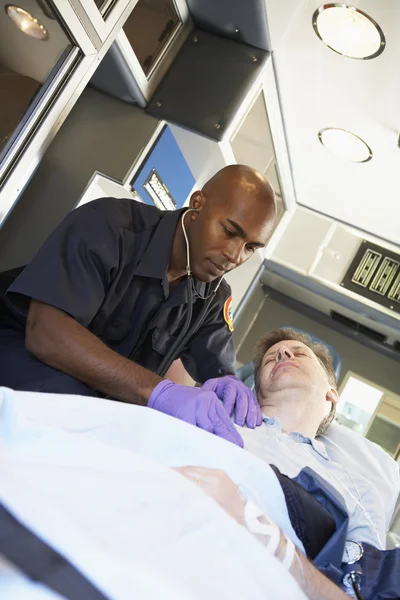 Paramédico Que Atende Paciente Ambulância — Fotografia de Stock