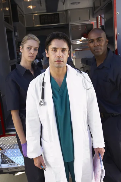 Πορτρέτο του γιατρού με δύο παραϊατρικό μπροστά από το ασθενοφόρο — Φωτογραφία Αρχείου