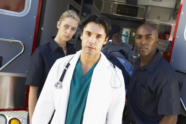 Doktor Sağlık Ekibi Önünde Duran Bir Ambulans — Stok fotoğraf